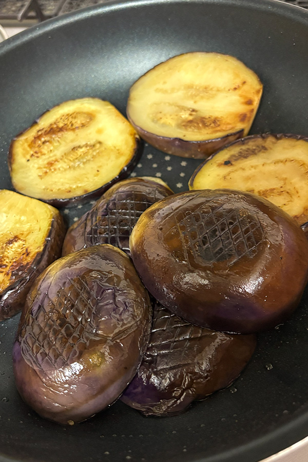 丸茄子の肉みそのせ