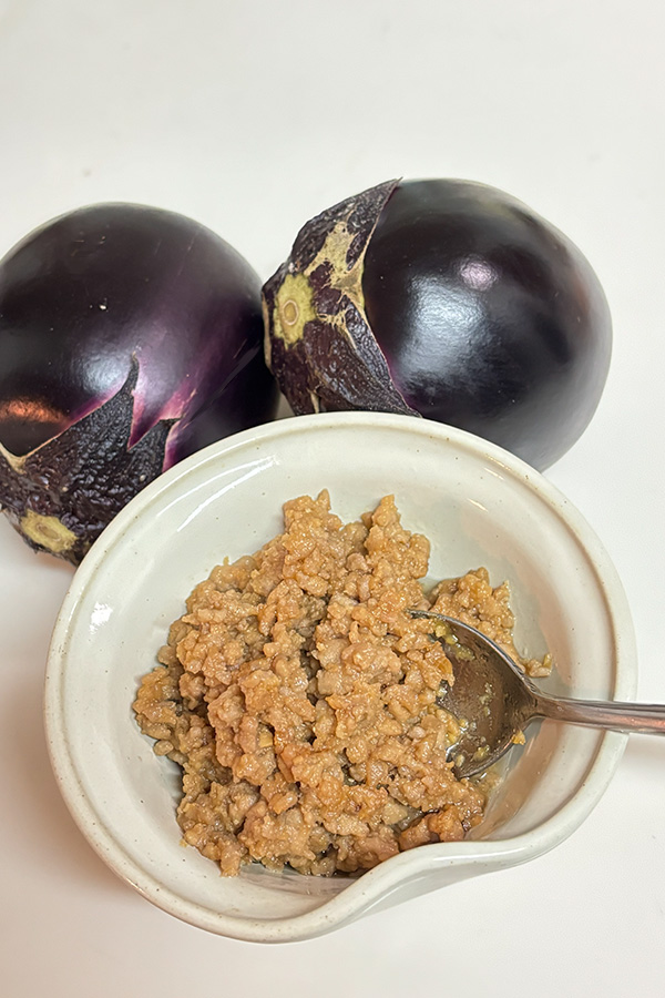 丸茄子の肉みそのせ
